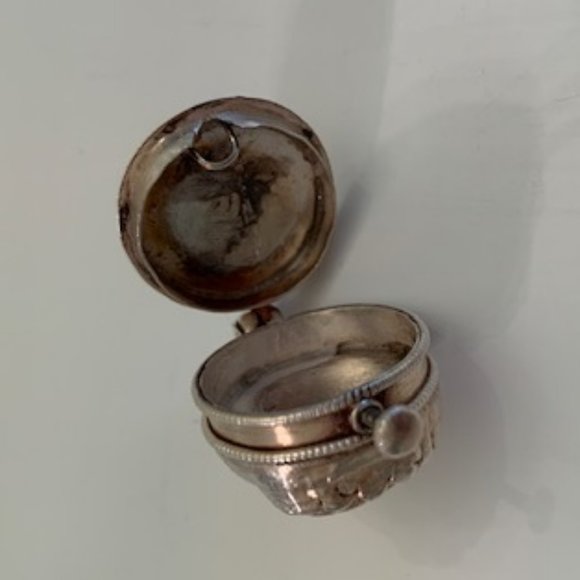 Ganesha Silver Amulet Vintage Hinged Pendant - Picture 4 of 4